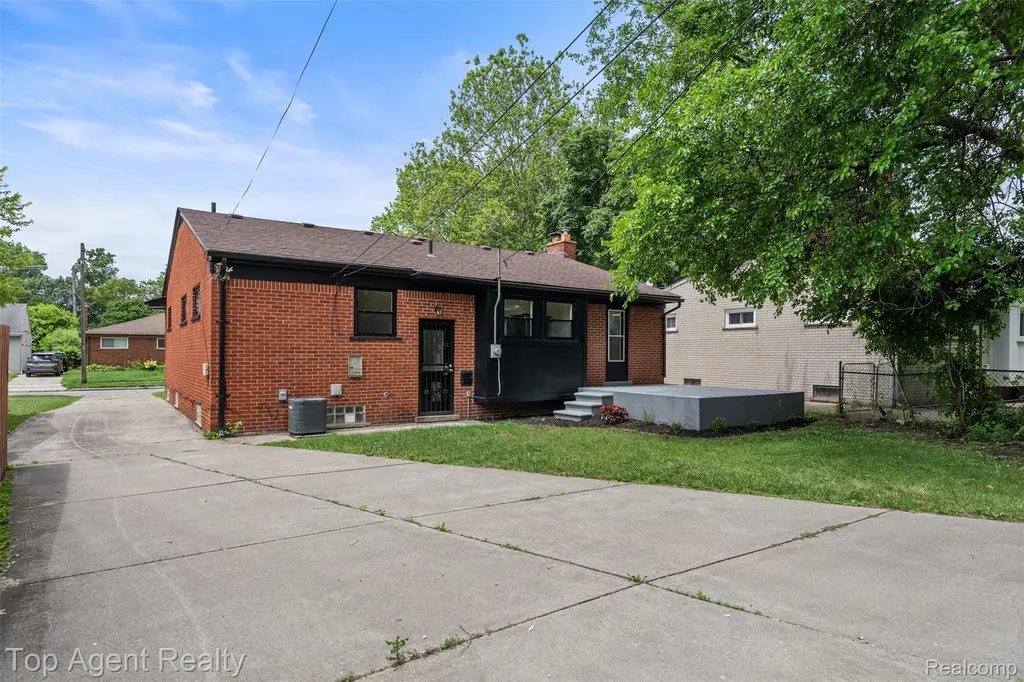 24300 Seneca Street Oak Park City MI 48237