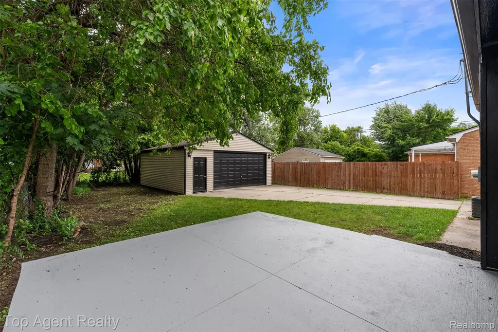 24300 Seneca Street Oak Park City MI 48237