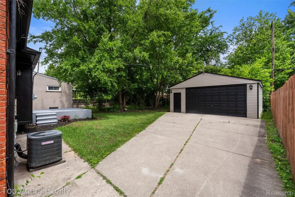 24300 Seneca Street Oak Park City MI 48237