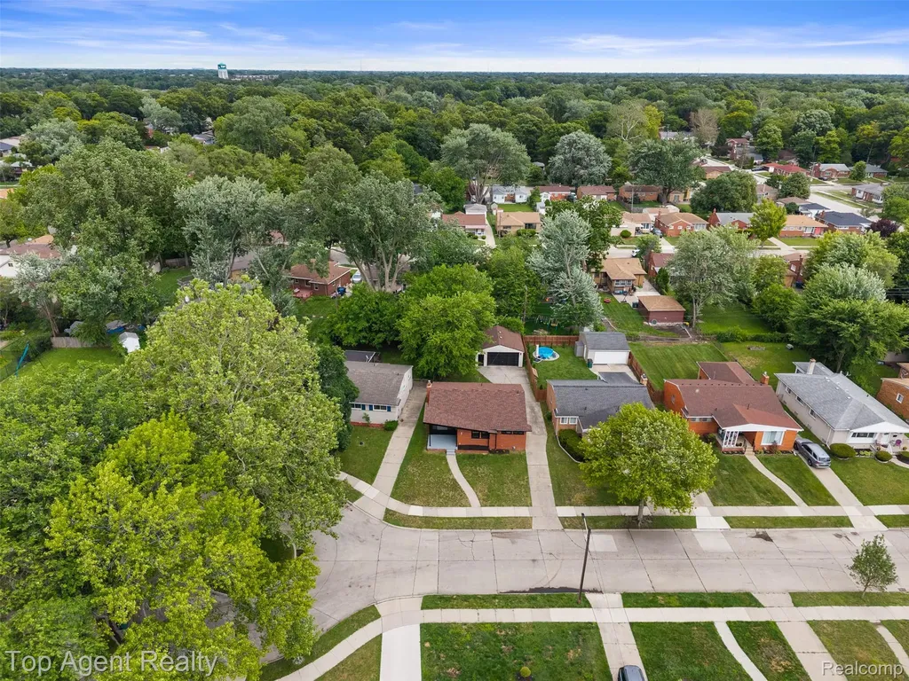 24300 Seneca Street Oak Park City MI 48237