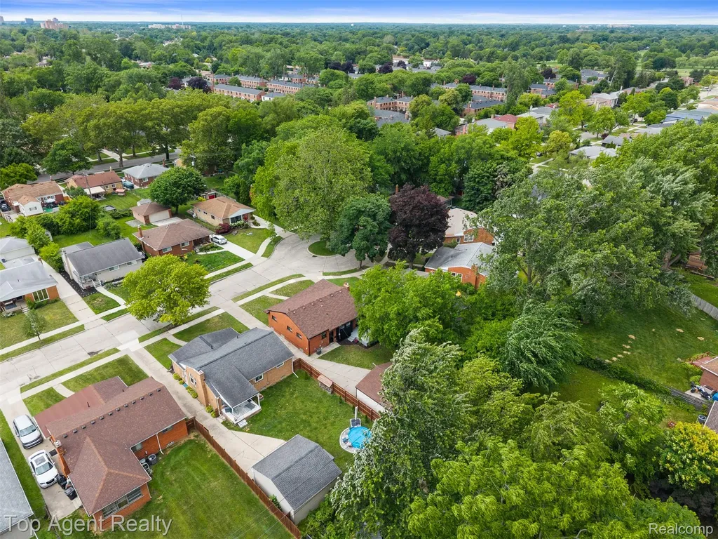 24300 Seneca Street Oak Park City MI 48237