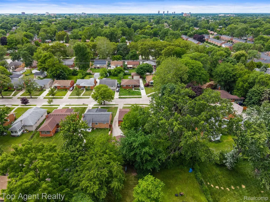24300 Seneca Street Oak Park City MI 48237
