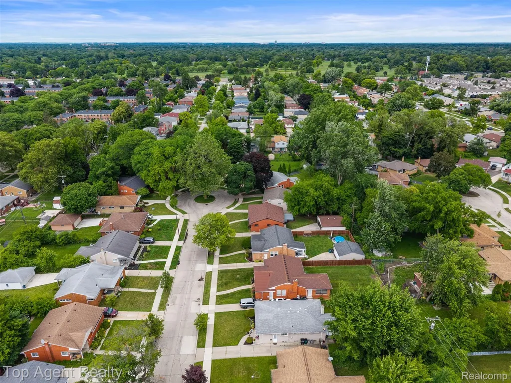 24300 Seneca Street Oak Park City MI 48237