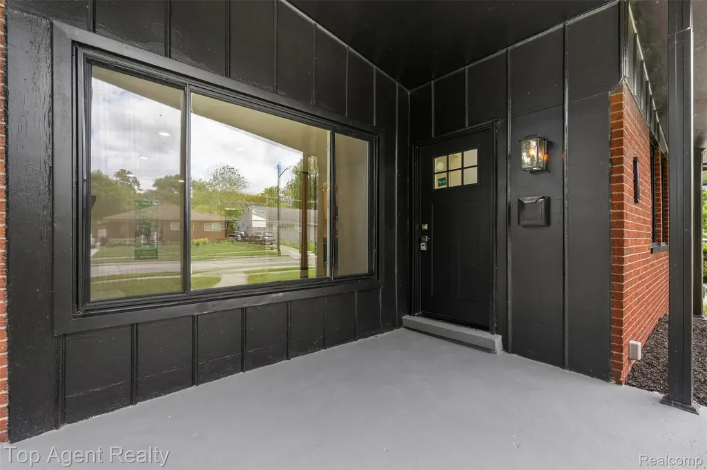 24300 Seneca Street Oak Park City MI 48237
