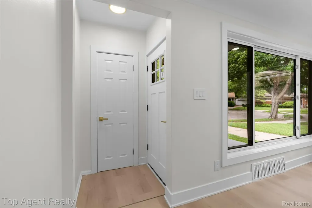 24300 Seneca Street Oak Park City MI 48237