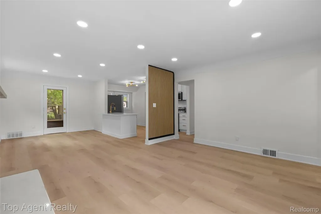 24300 Seneca Street Oak Park City MI 48237