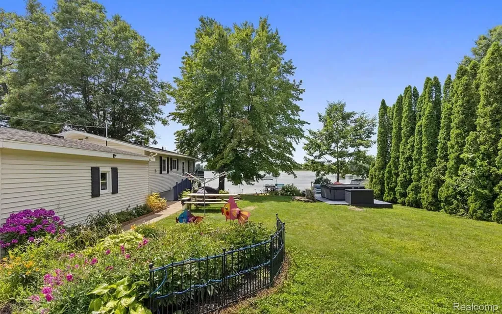 4991 Lakeview Drive Montcalm Township MI 49322