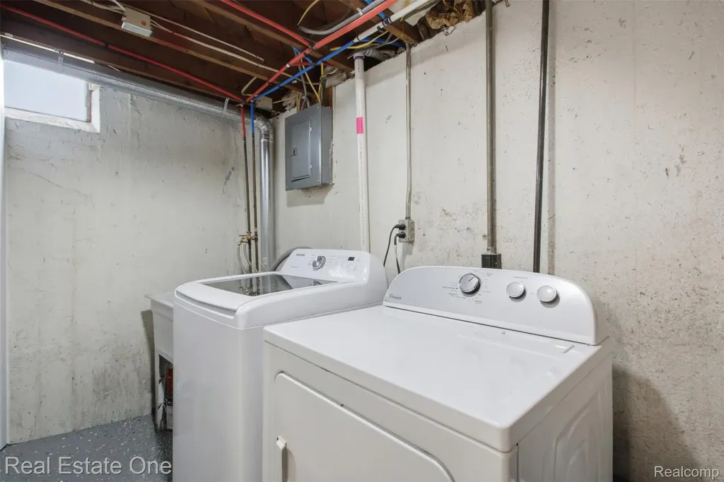 340 W Hopkins Avenue Pontiac City MI 48340