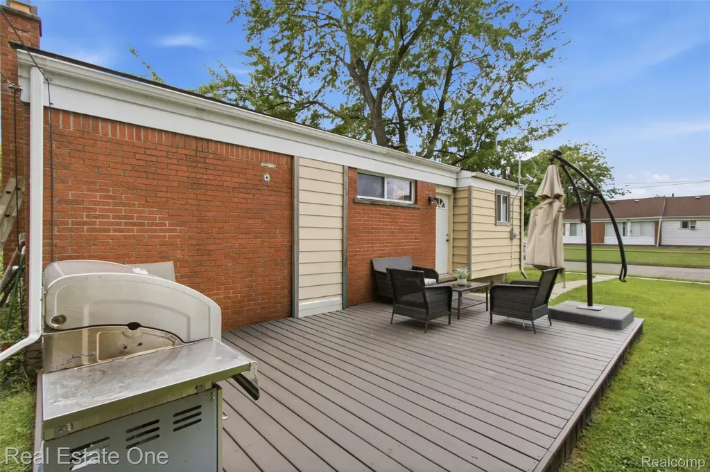 340 W Hopkins Avenue Pontiac City MI 48340