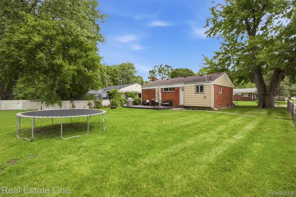 340 W Hopkins Avenue Pontiac City MI 48340