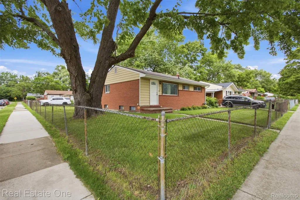 340 W Hopkins Avenue Pontiac City MI 48340