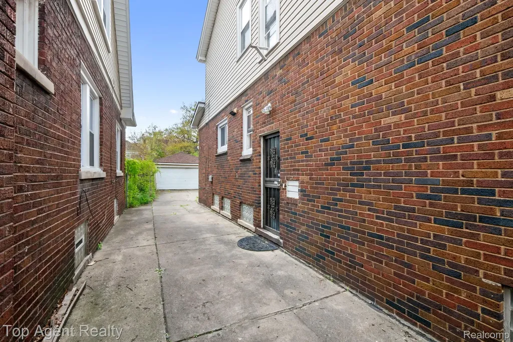 16565 Roselawn Street Detroit City MI 48221