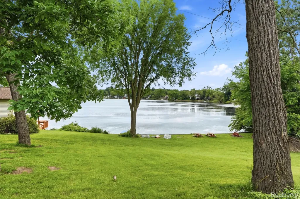 11032 Grand River Road Green Oak Township MI 48116