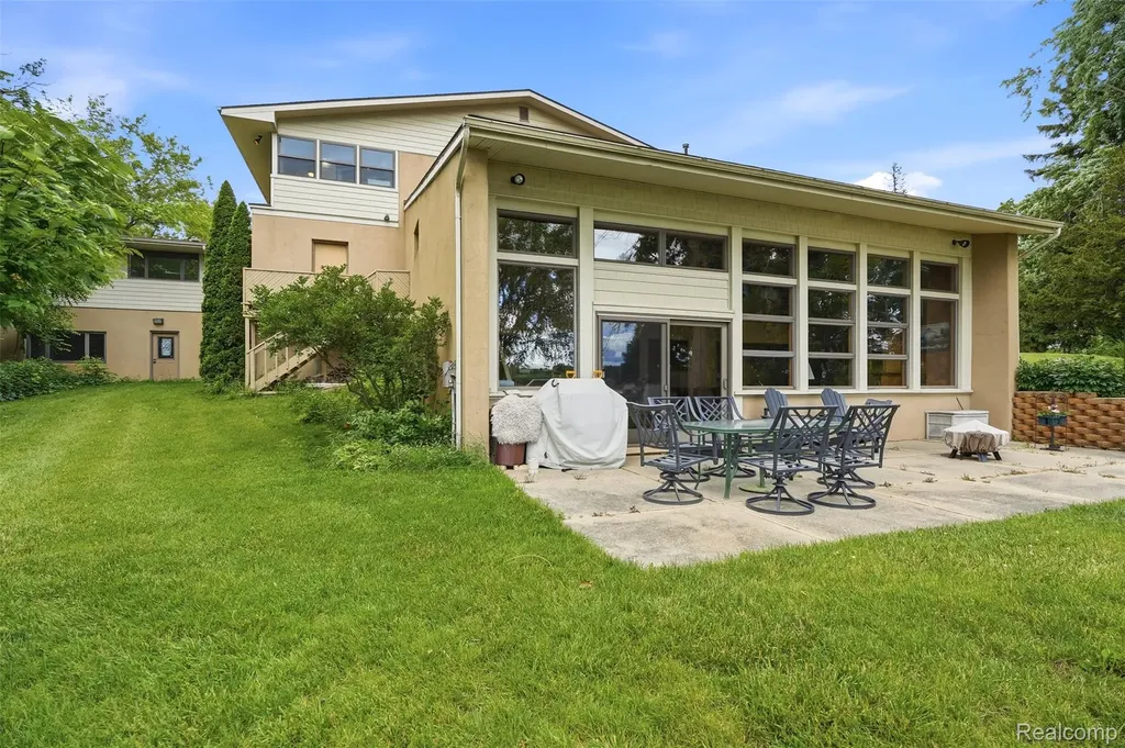 11032 Grand River Road Green Oak Township MI 48116