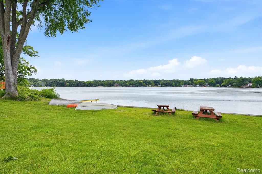 11032 Grand River Road Green Oak Township MI 48116