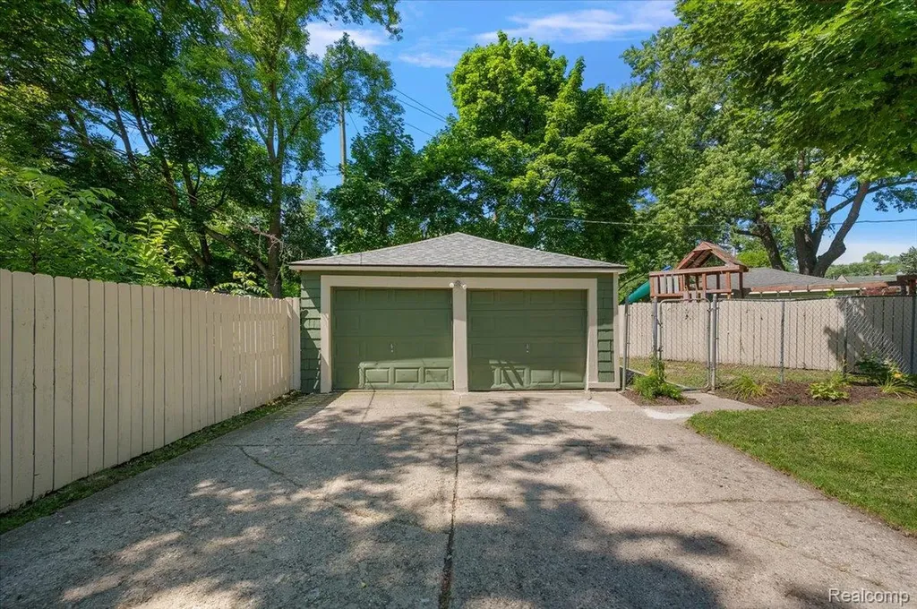 580 E Montcalm Street Pontiac City MI 48342