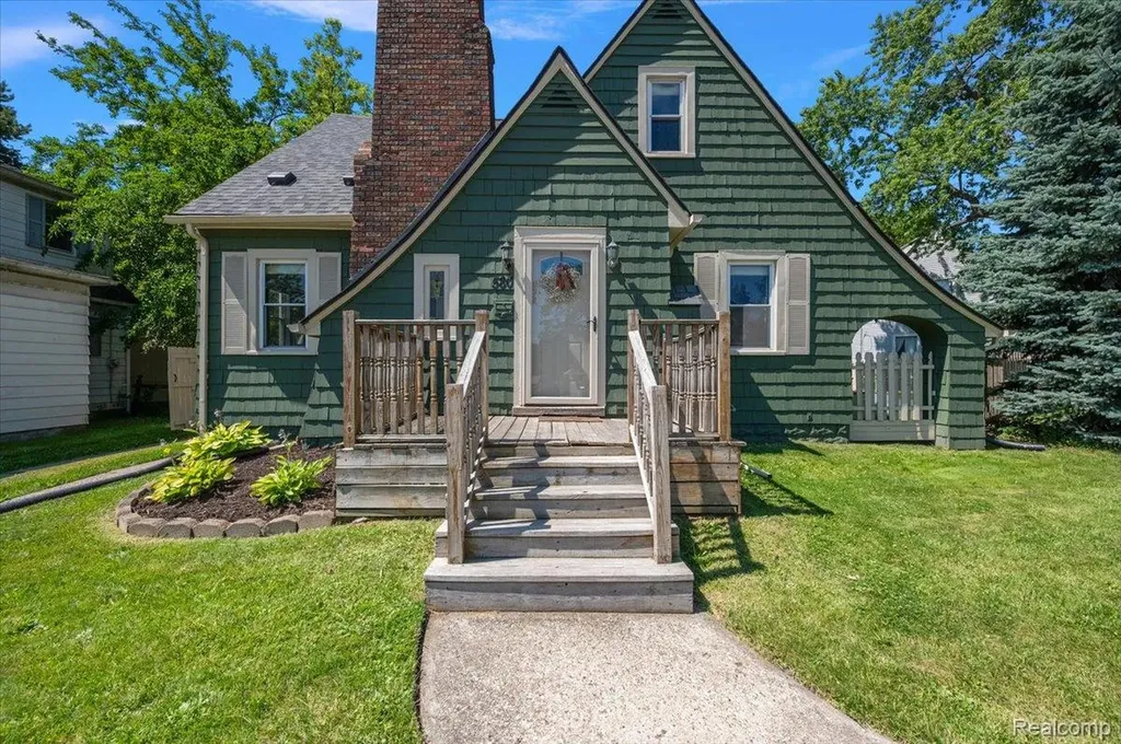 580 E Montcalm Street Pontiac City MI 48342