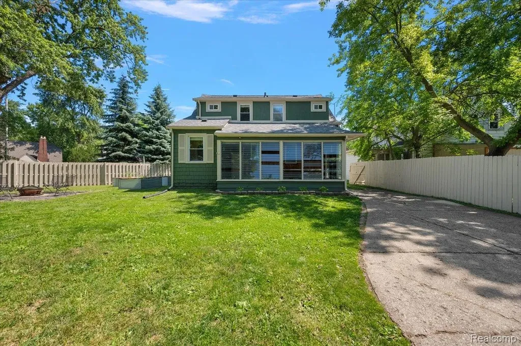 580 E Montcalm Street Pontiac City MI 48342