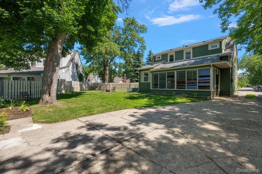 580 E Montcalm Street Pontiac City MI 48342