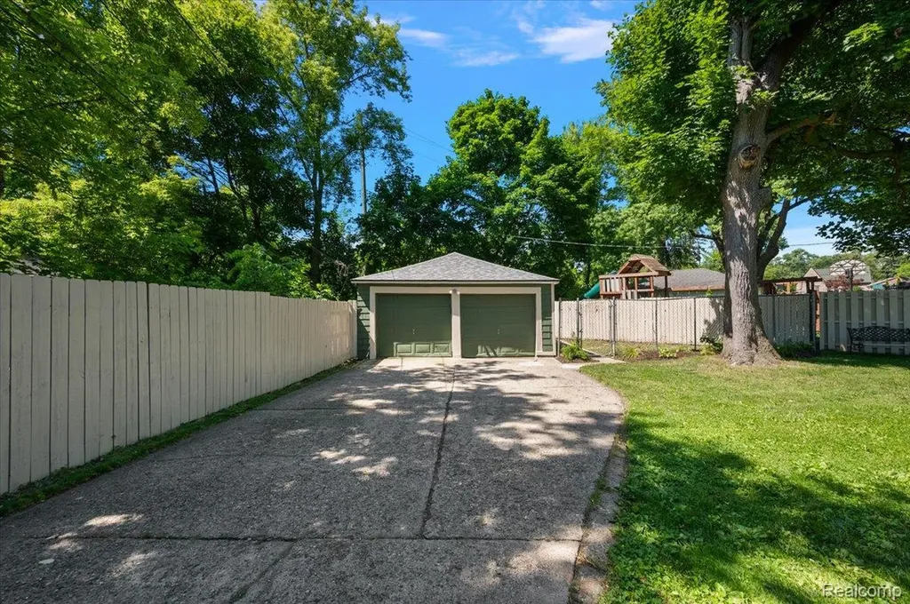 580 E Montcalm Street Pontiac City MI 48342