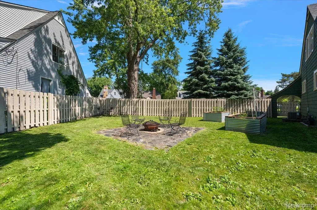 580 E Montcalm Street Pontiac City MI 48342