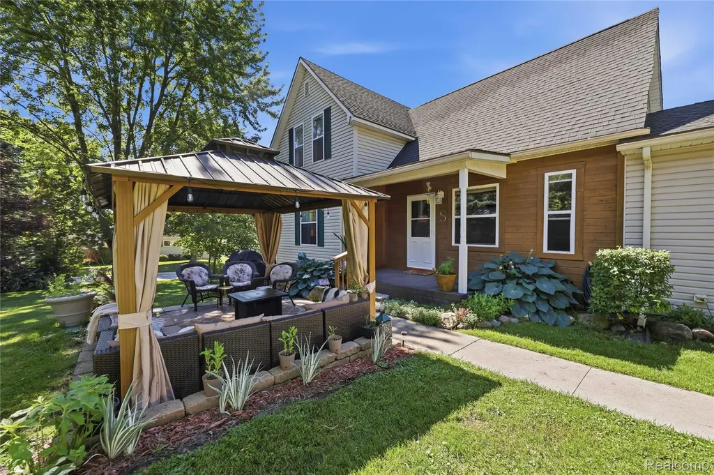 806 S 10th Street St. Clair City MI 48079