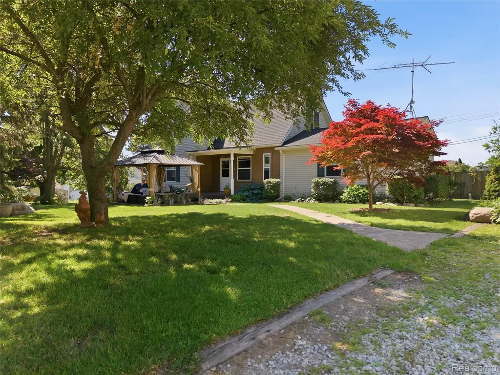 806 S 10th Street St. Clair City MI 48079