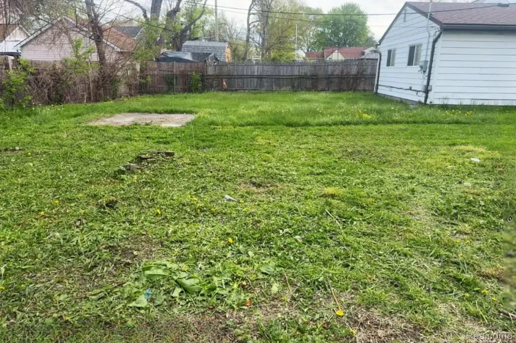 1317 E Muir Avenue Hazel Park City MI 48030