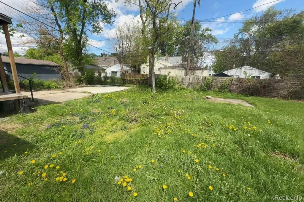 1317 E Muir Avenue Hazel Park City MI 48030