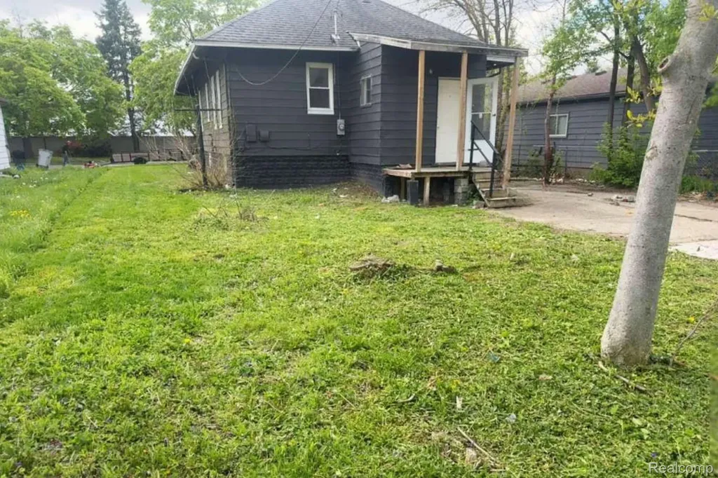 1317 E Muir Avenue Hazel Park City MI 48030