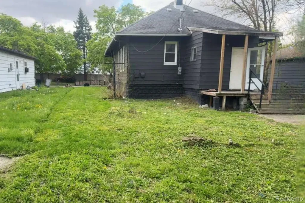 1317 E Muir Avenue Hazel Park City MI 48030