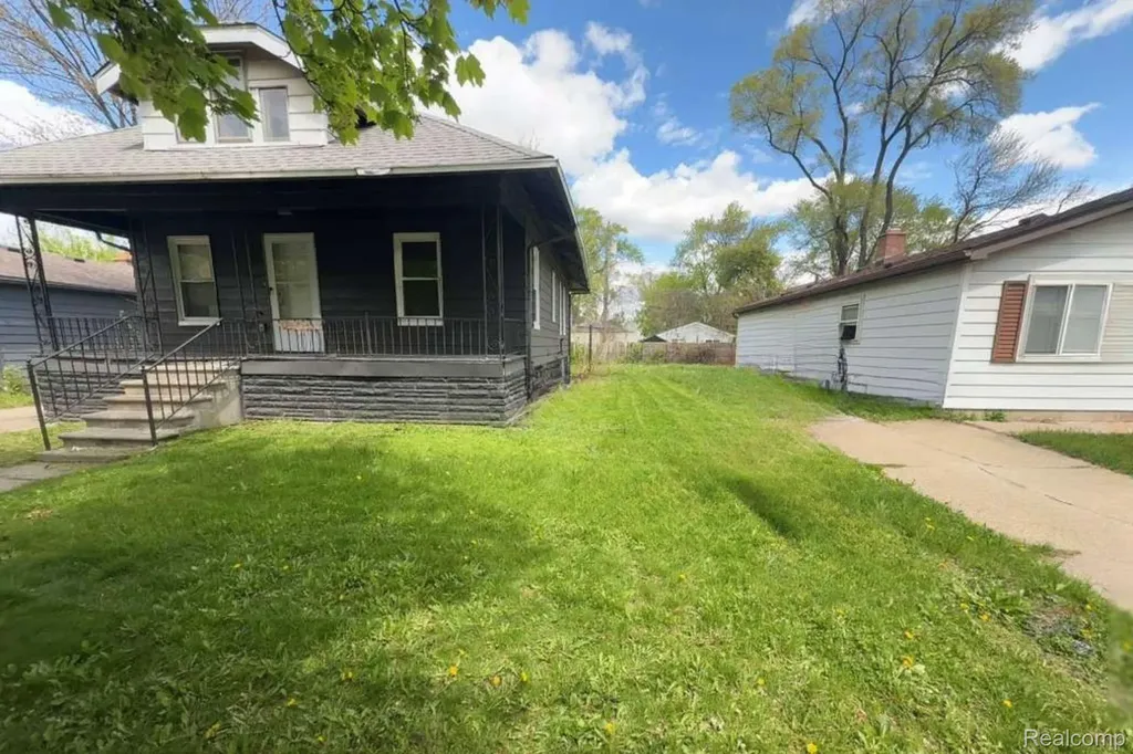 1317 E Muir Avenue Hazel Park City MI 48030