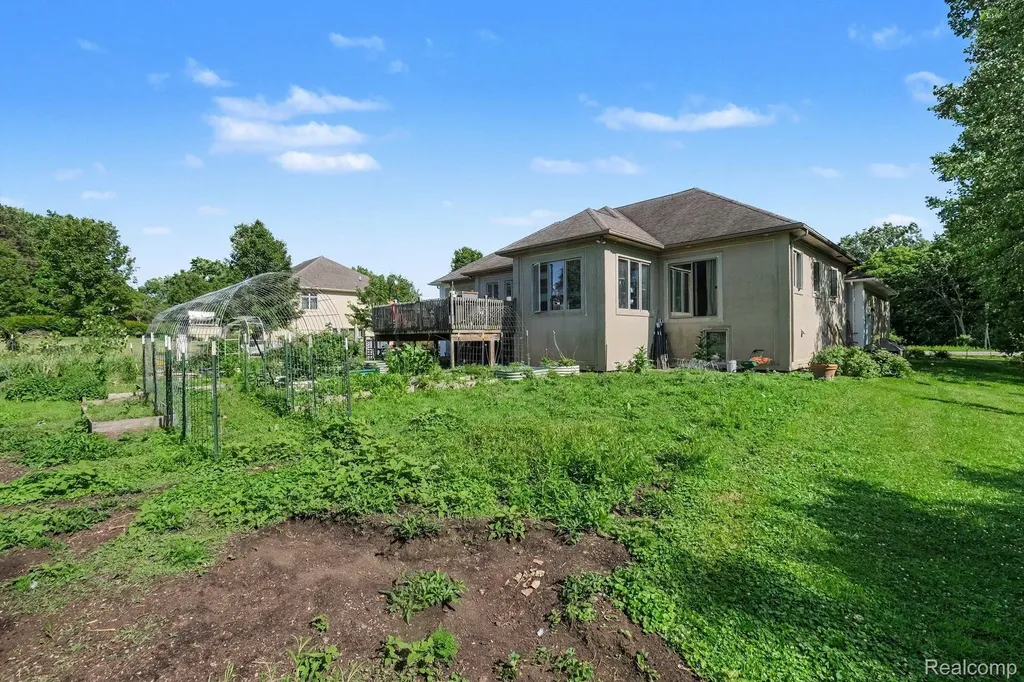 4251 E Maple Avenue Burton City MI 48439