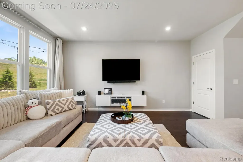 4691 Broomfield Way Lake Orion Village MI 48359