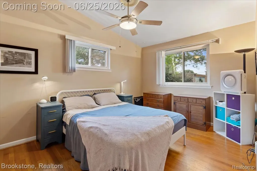 24210 Beverly Street Oak Park City MI 48237