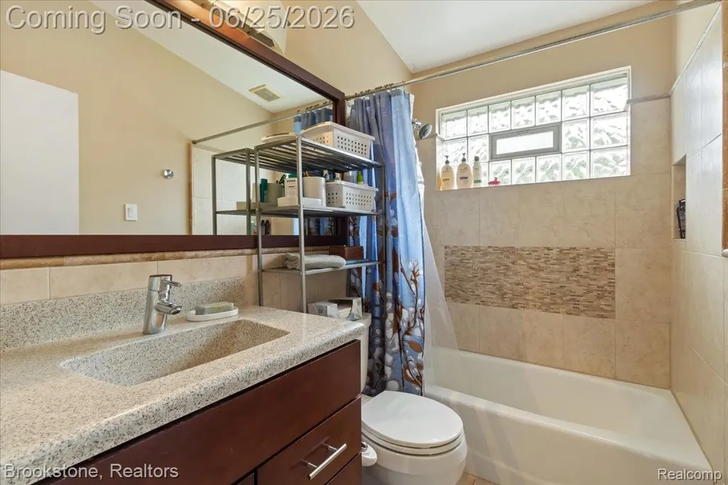 24210 Beverly Street Oak Park City MI 48237