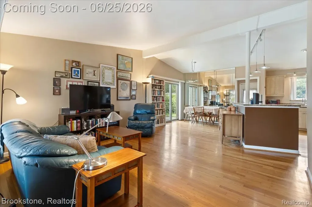 24210 Beverly Street Oak Park City MI 48237
