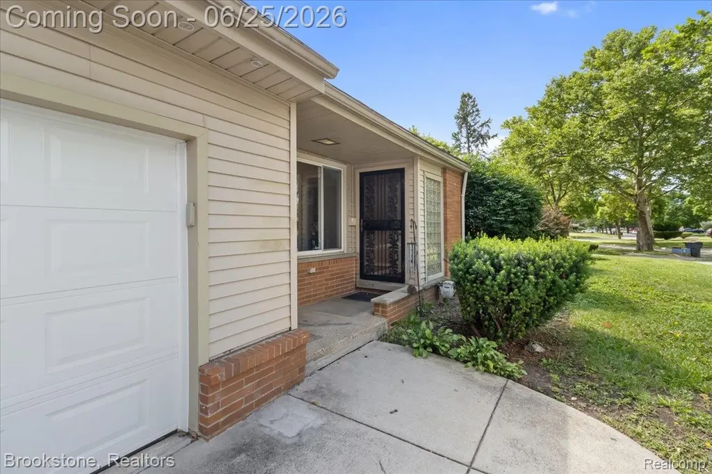 24210 Beverly Street Oak Park City MI 48237