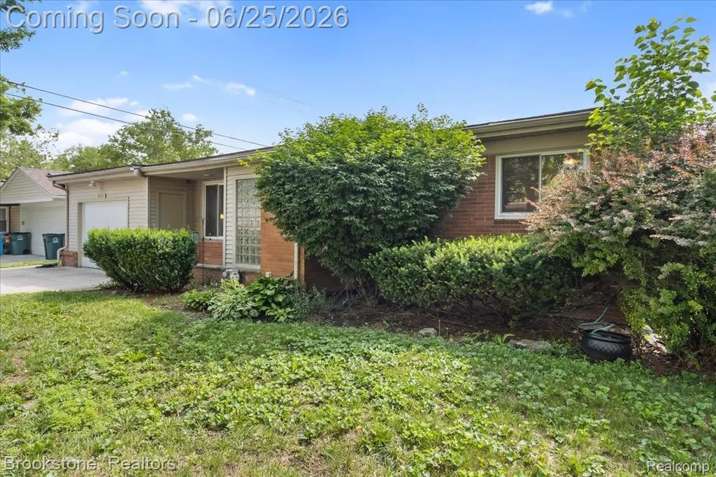 24210 Beverly Street Oak Park City MI 48237