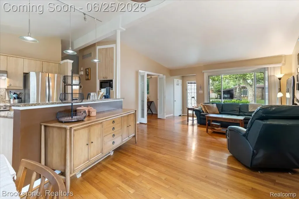 24210 Beverly Street Oak Park City MI 48237