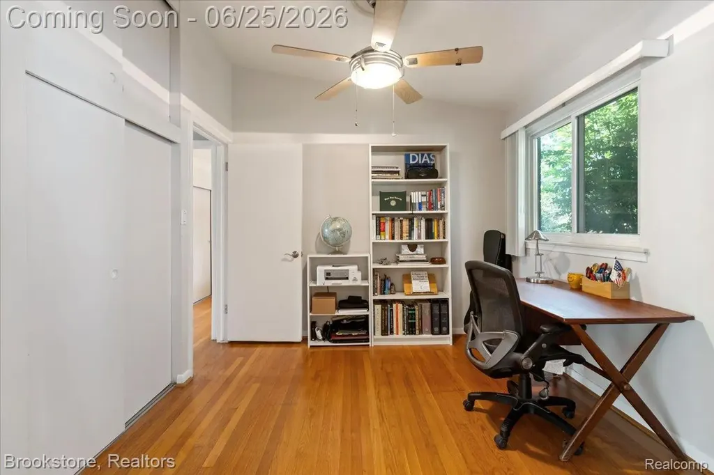 24210 Beverly Street Oak Park City MI 48237