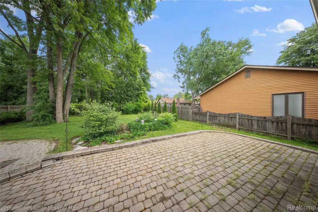 2771 Winter Drive Troy City MI 48083