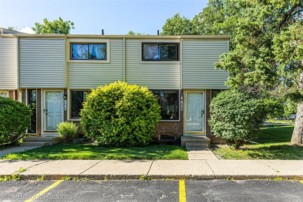 1669 Wimbledon Drive Walled Lake City MI 48390
