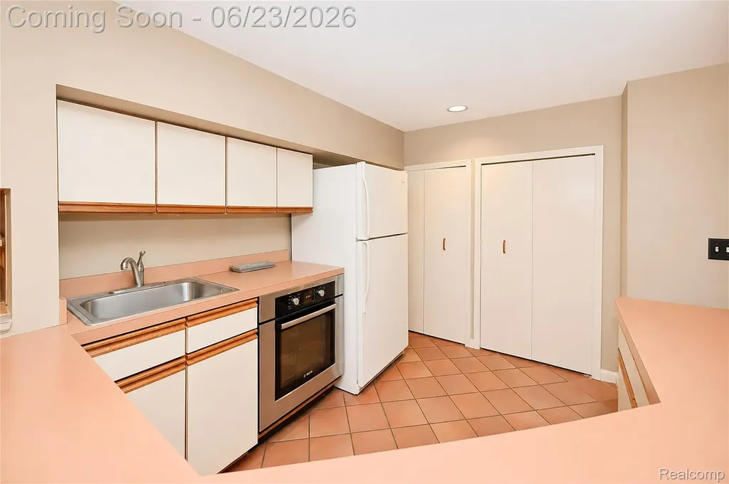 680 Wimbleton Drive Birmingham City MI 48009