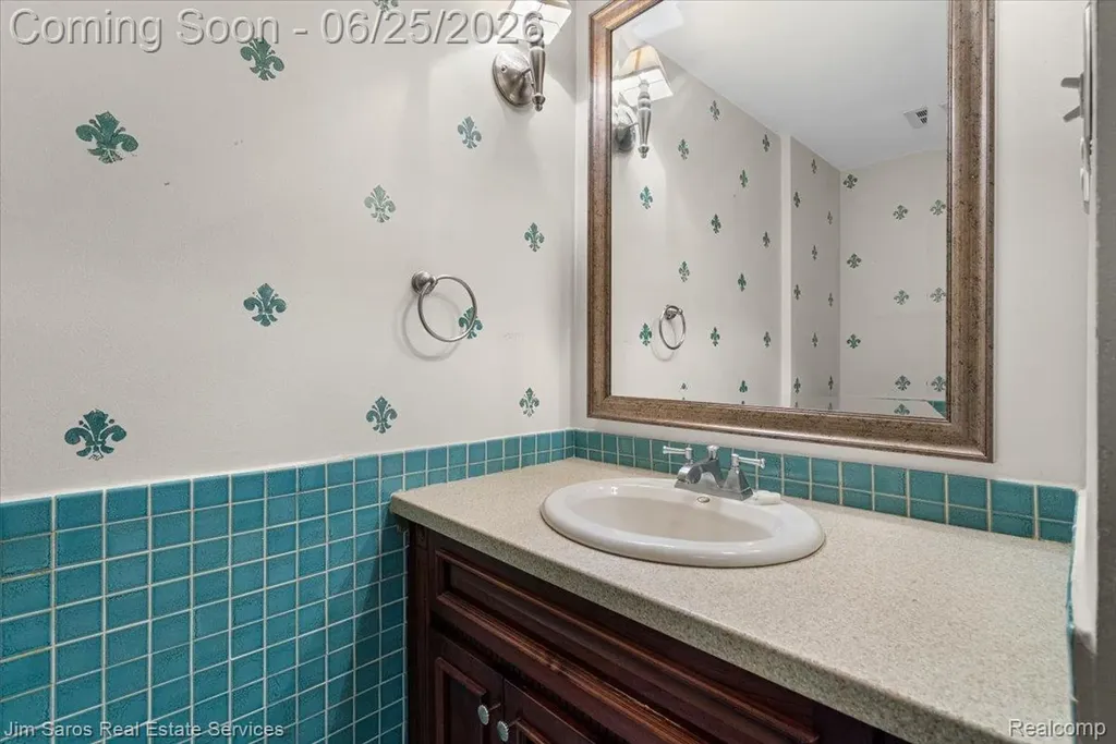 32807 Red Oaks Trail Beverly Hills Village MI 48025