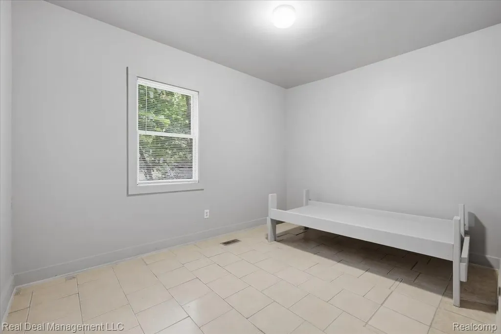 354 N Saginaw Street Pontiac City MI 48342