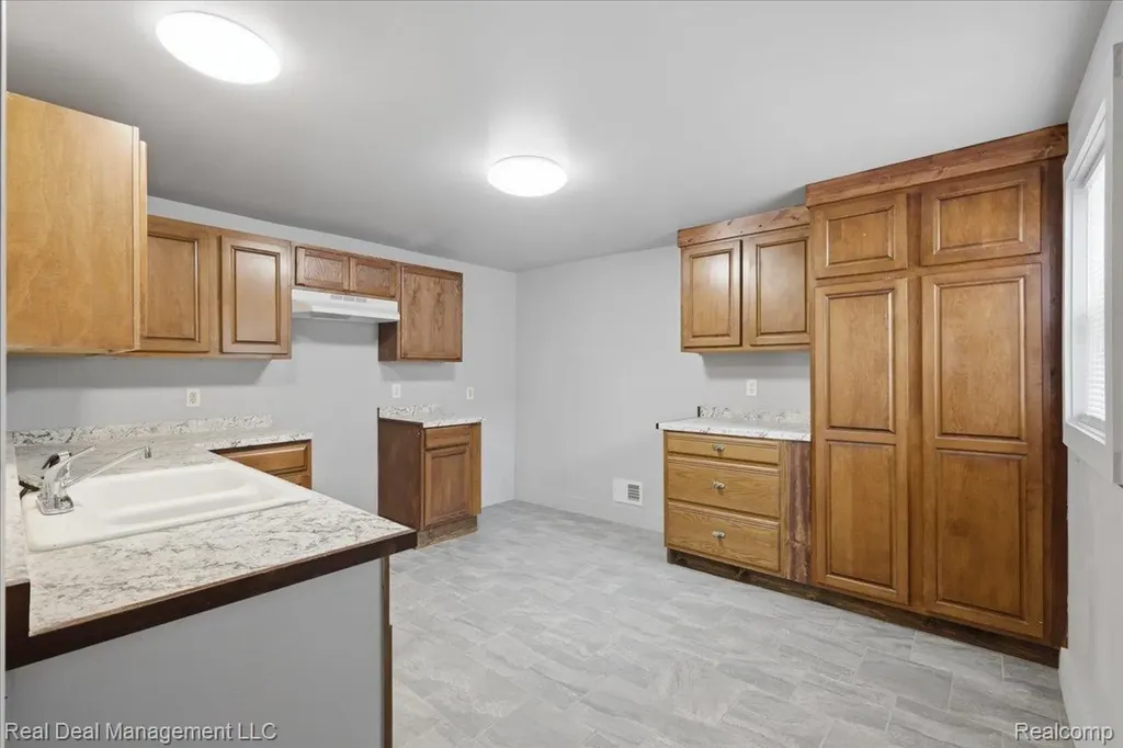 354 N Saginaw Street Pontiac City MI 48342