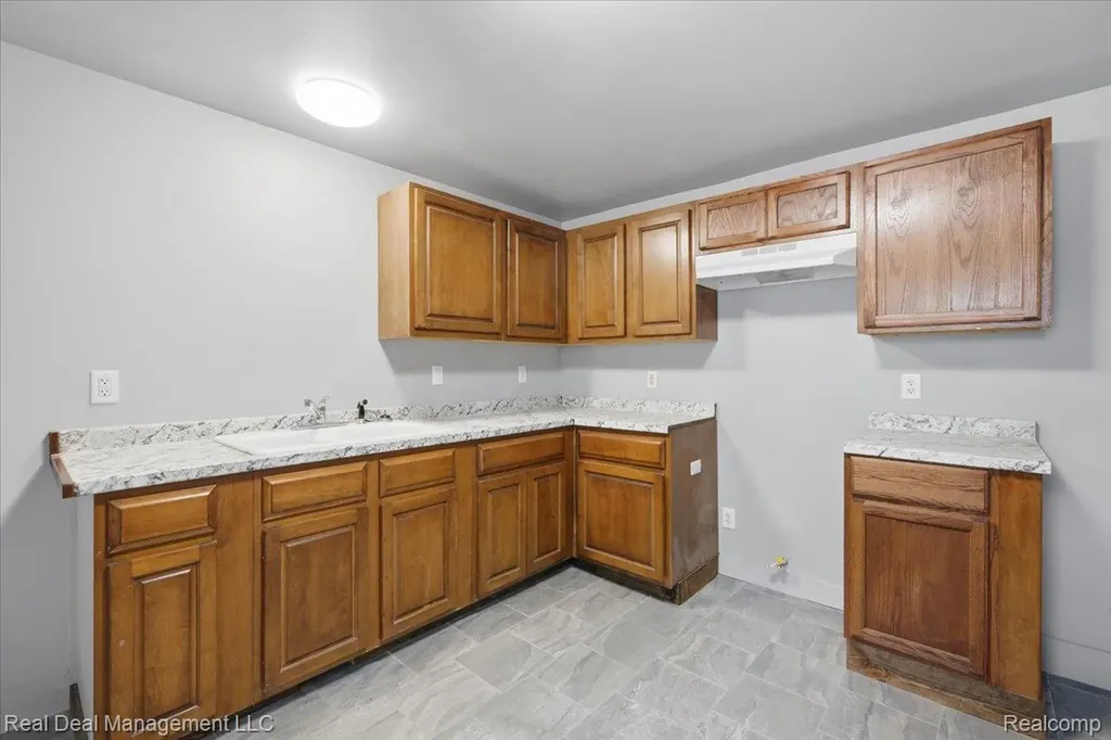 354 N Saginaw Street Pontiac City MI 48342