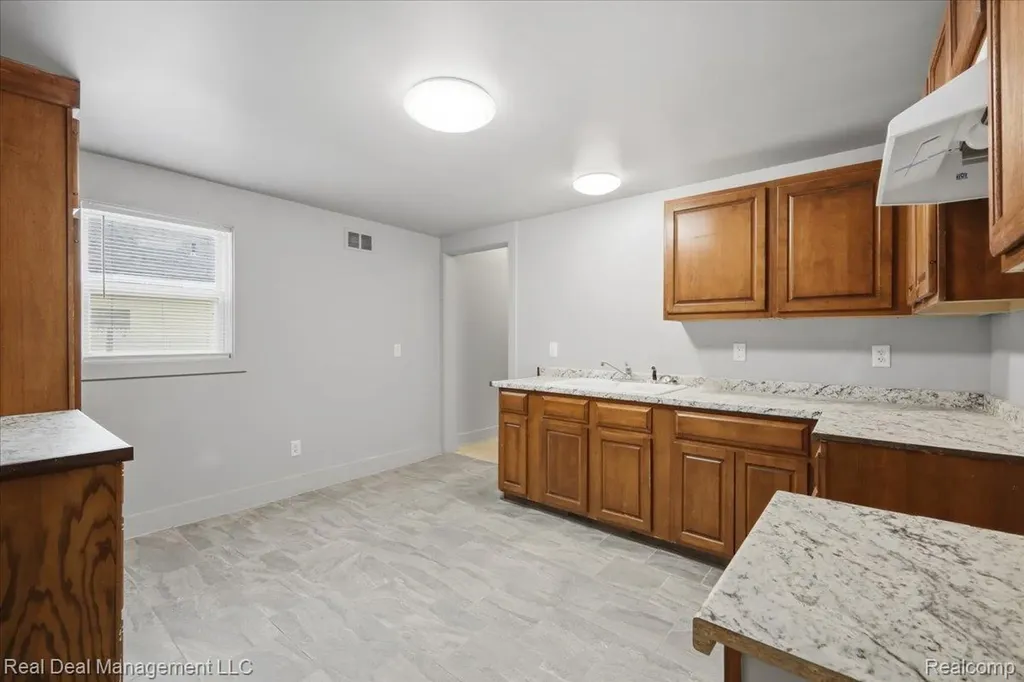 354 N Saginaw Street Pontiac City MI 48342