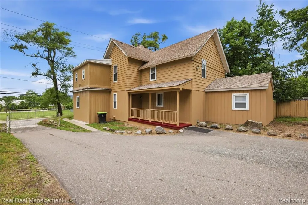 354 N Saginaw Street Pontiac City MI 48342
